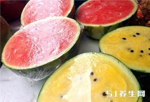 桃桃吃清瓜,甜蜜滋味尽在口中