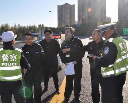 罗平交警吃瓜事件视频,网络热议背后的真相与反思