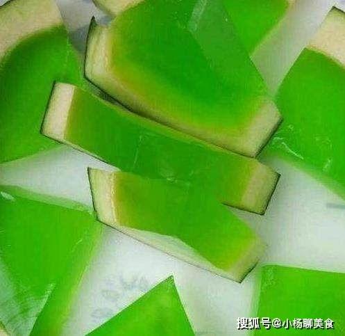 小孩吃绿瓜雪糕,小孩品尝绿瓜雪糕的欢乐时光